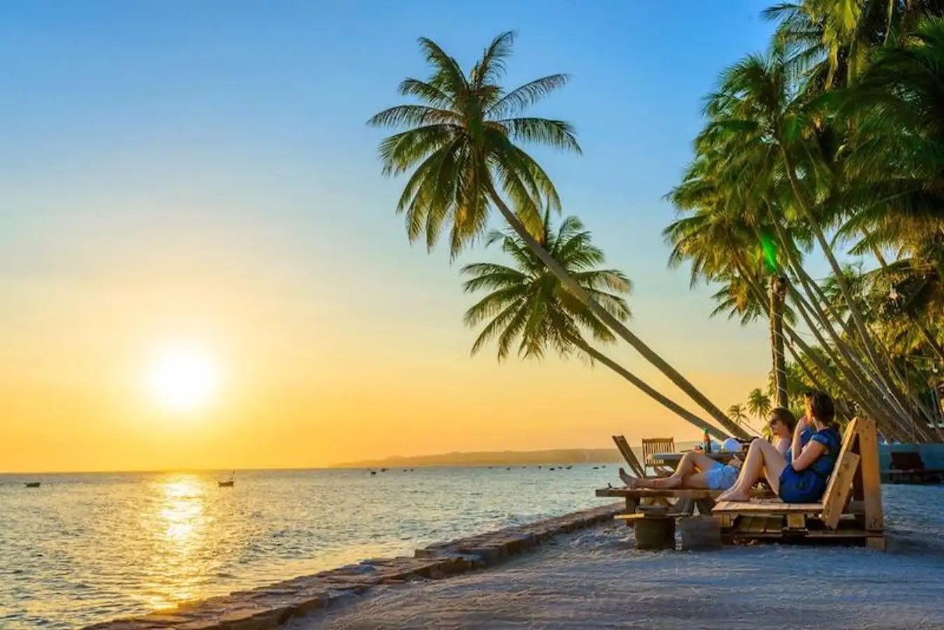 Biển H&ograve;n Rơm Mũi N&eacute; điểm đến l&yacute; tượng để tắm biển v&agrave; ăn hải sản