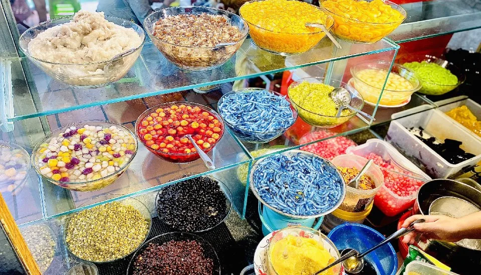 胡志明市一日游,团体/私人街头美食之旅 28 Chè là món ăn vặt được giới trẻ cực kỳ yêu thích