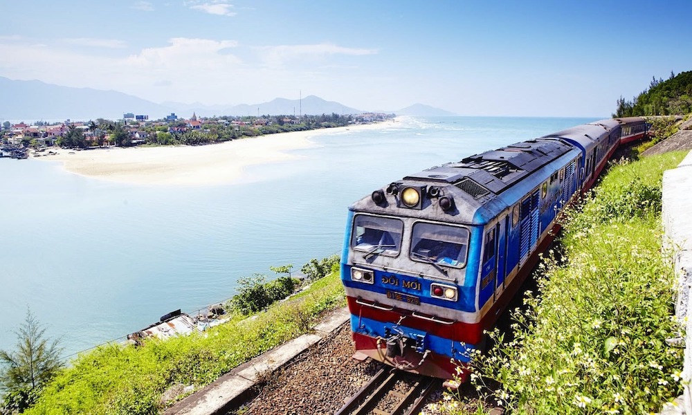 Choose the train to Ninh Binh to enjoy the spectacular scenery along the way