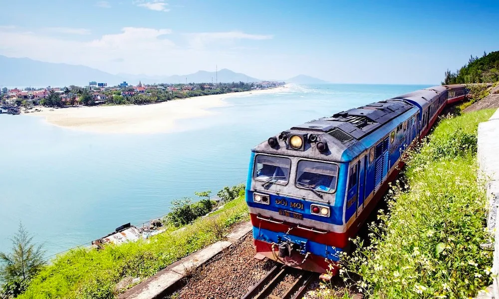 Choose the train to Ninh Binh to enjoy the spectacular scenery along the way