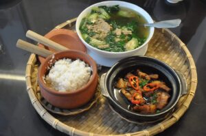 Cơm niêu với các món ăn truyền thống của Việt Nam từ xưa