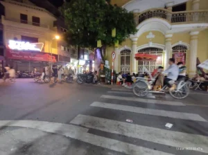 Crossing the street hnoi