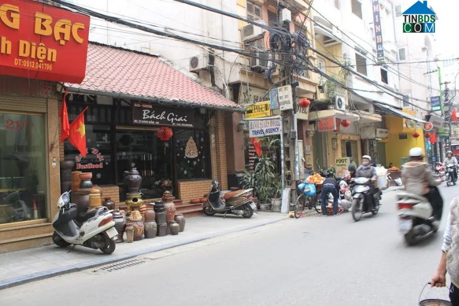 Khám phá 36 Phố Phường Hà Nội - Ăn gì? Chơi ở đâu? 11 Formed since the 15th century, Hang Mam Street has become a center for the production and trading of fish sauce