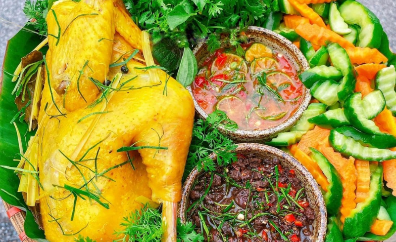 하노이 최고의 15가지 요리 - 하노이 투어에서 꼭 먹어봐야 할 요리 122 닭고기의 단맛과 소금의 짠맛이 어우러진 소금 구이 치킨