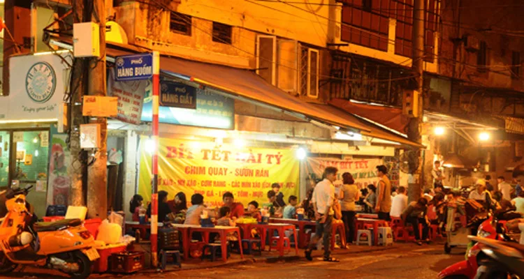 Khám phá 36 Phố Phường Hà Nội - Ăn gì? Chơi ở đâu? 13 Hang Buom then and now - The characteristic feature of Hanoi's Old Quarter