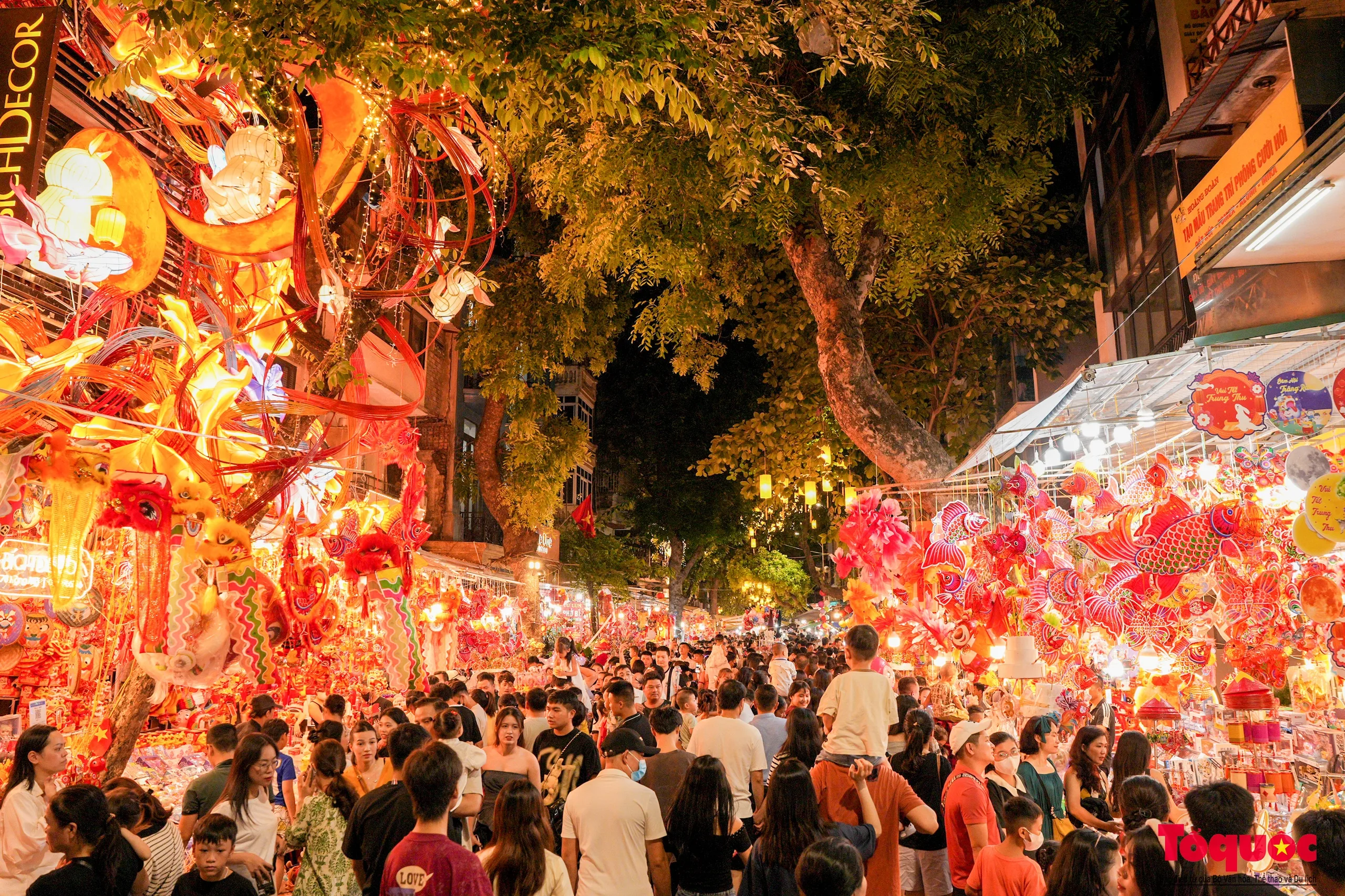 Hanoi City Tours, Food Tours, Walking Tours for Group, Private 16 Phố Hàng Mã - Con phố rực rỡ sắc màu tại tất cả các dịp lễ trong năm - Hanoi Tours