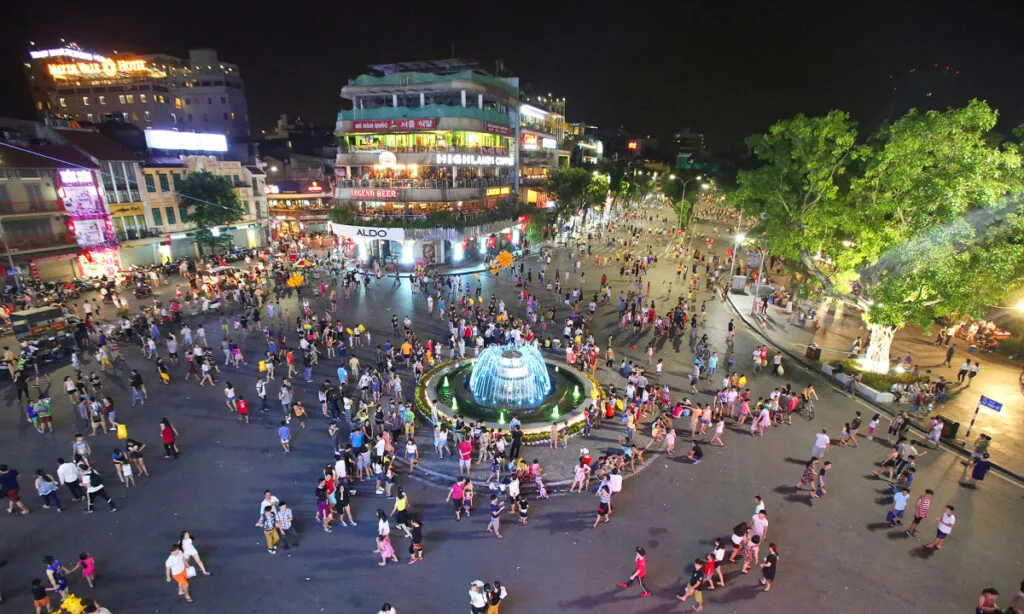 Hà Nội về đêm? Khám phá các địa điểm vui chơi giải trí về đêm tại Hà Nội 2 Phố đi bộ hồ Gươm Hà Nội - Địa điểm vui chơi giải trí dịp cuối tuần