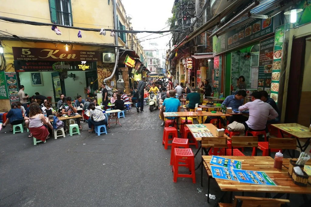 Hà Nội về đêm? Khám phá các địa điểm vui chơi giải trí về đêm tại Hà Nội 14 Quán vỉa hè cũng là 1 phần văn hóa ẩm thực Hà Nội
