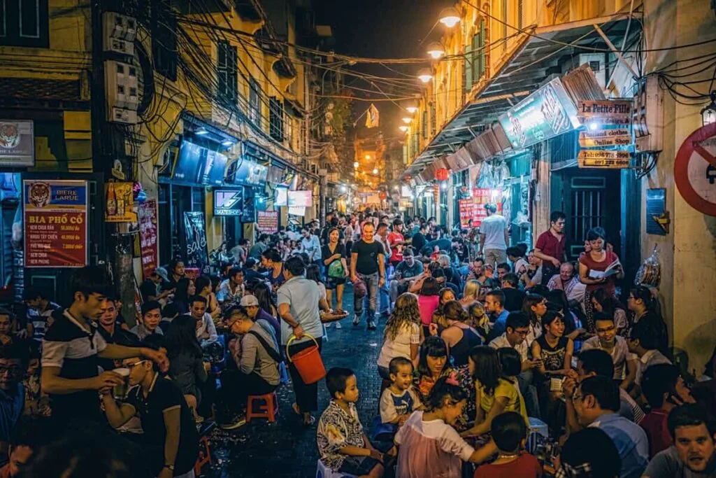 Hà Nội về đêm? Khám phá các địa điểm vui chơi giải trí về đêm tại Hà Nội 12 Tạ Hiện khu phố đêm độc đáo nhất thủ đô Hà Nội