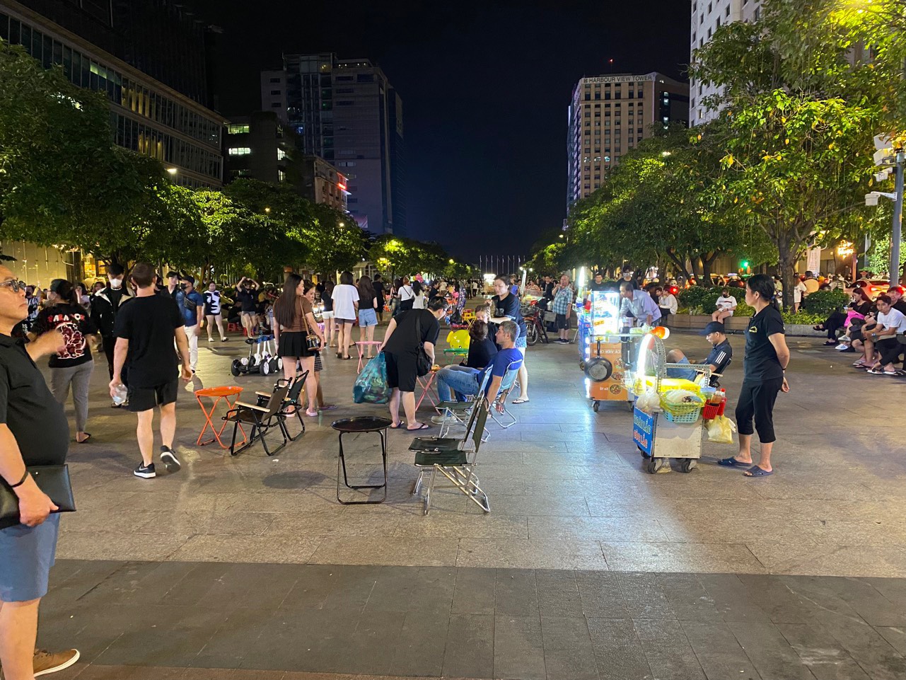 Thưởng thức vẻ đẹp của Phố đi bộ Nguyễn Huệ v&agrave;o buổi tối  - Ho Chi Minh city Tours