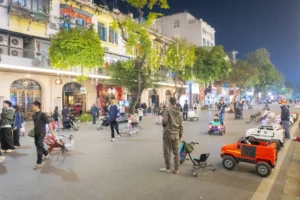 Walking around Hoan Kiem Lake 2