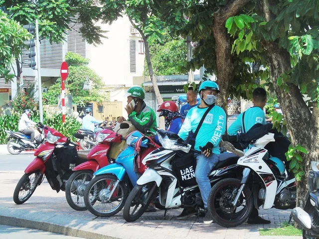 Hanoi City Tours, Food Tours, Walking Tours for Group, Private 20 Xe máy là phương tiện phố biến nhất với nhiều hãng xe ôm công nghệ