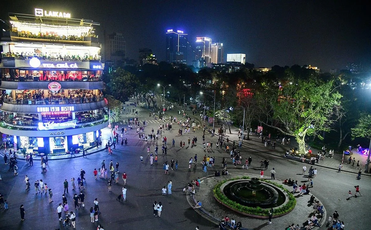 Phố đi bộ Hồ Gươm, nơi sầm uất bậc nhất Hà Nội về đêm Phố đi bộ Hồ Gươm, nơi sầm uất bậc nhất Hà Nội về đêm - Ha Noi travel tour
