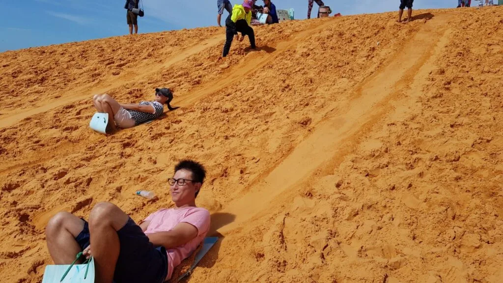 Mui Ne Sand Dunes Tourism: Details, Service Prices & Must-Do Activities 104 Đến Mũi né không thể không chơi trò trượt cát - Du Lịch Cồn Cát Mũi Né
