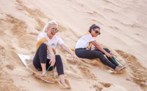 Hoạt động trượt cát vô cùng thu hút du khách, đặc biệt là du khách nước ngoài
