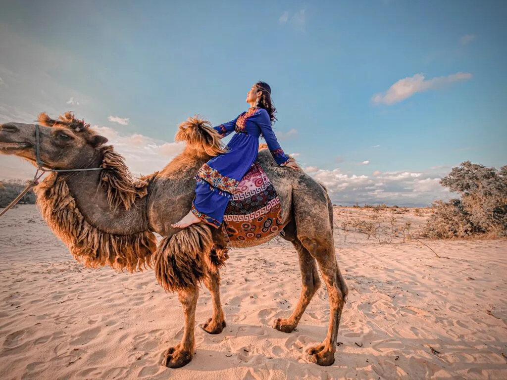 Mui Ne Sand Dunes Tourism: Details, Service Prices & Must-Do Activities 109 Mũi Né có nhiều dịch vụ cho thuê trang phục chụp ảnh lạc đà