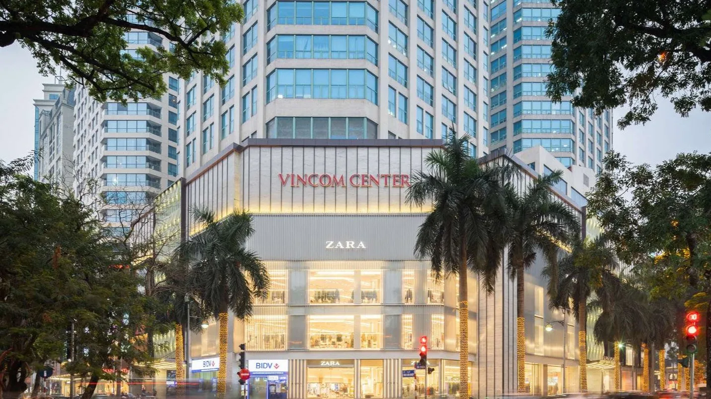 Vincom Center B&agrave; Triệu được biết đến l&agrave; thi&ecirc;n đường thời trang với sự g&oacute;p mặt của h&agrave;ng loạt thương hiệu nổi tiếng