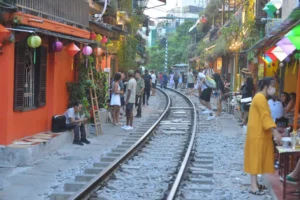 hanoi train street 3