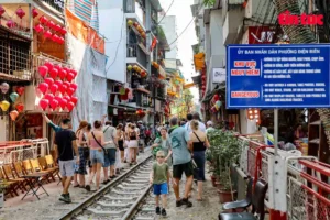 hanoi train street 6