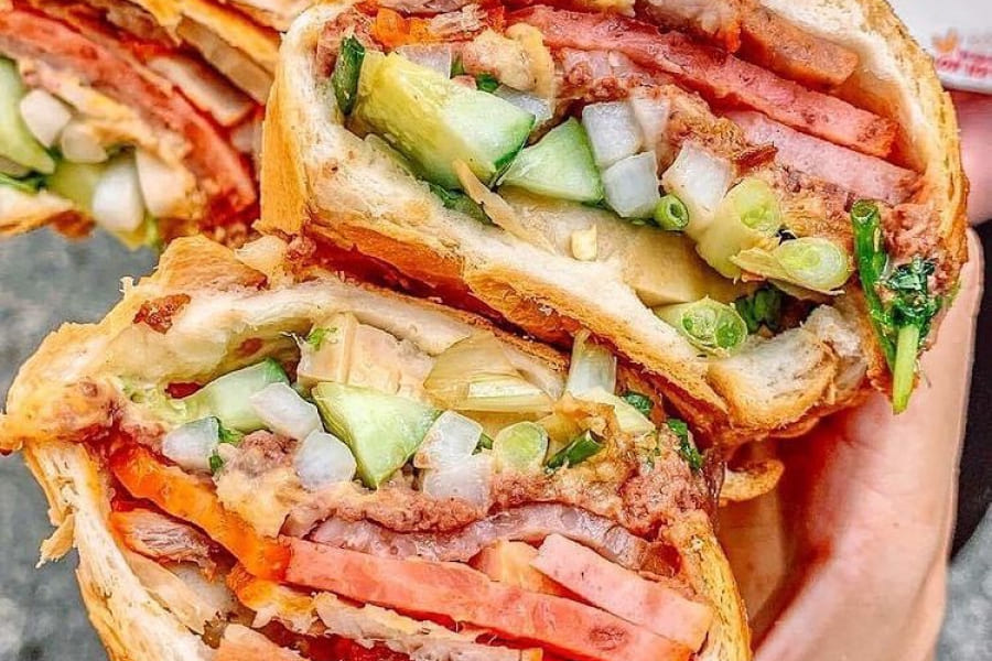 식도락 여행자를 위한 호치민 필수 맛집 요리 15선 4 호치민시 상인의 돼지고기와 피클을 곁들인 신선한 반미 샌드위치 - 식도락 여행자를 위한 호치민 필수 맛집 요리