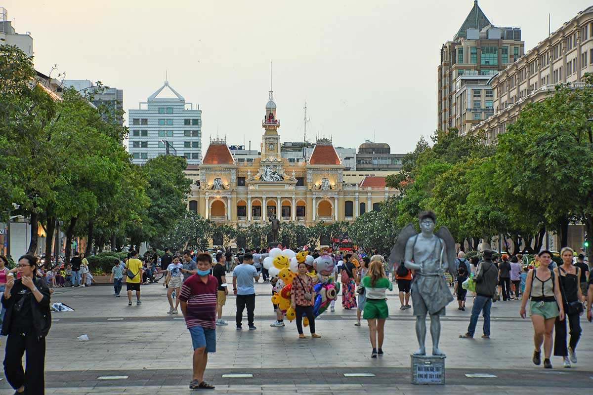 Day 2 for Saigon Itinerary: Markets, Food, and Saigon&rsquo;s Nighttime Buzz