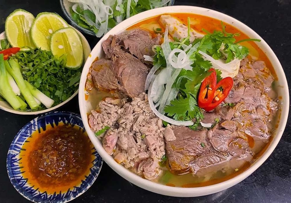 식도락 여행자를 위한 호치민 필수 맛집 요리 15선 6 호치민시의 소고기와 고추를 곁들인 매운 분보후에 국수