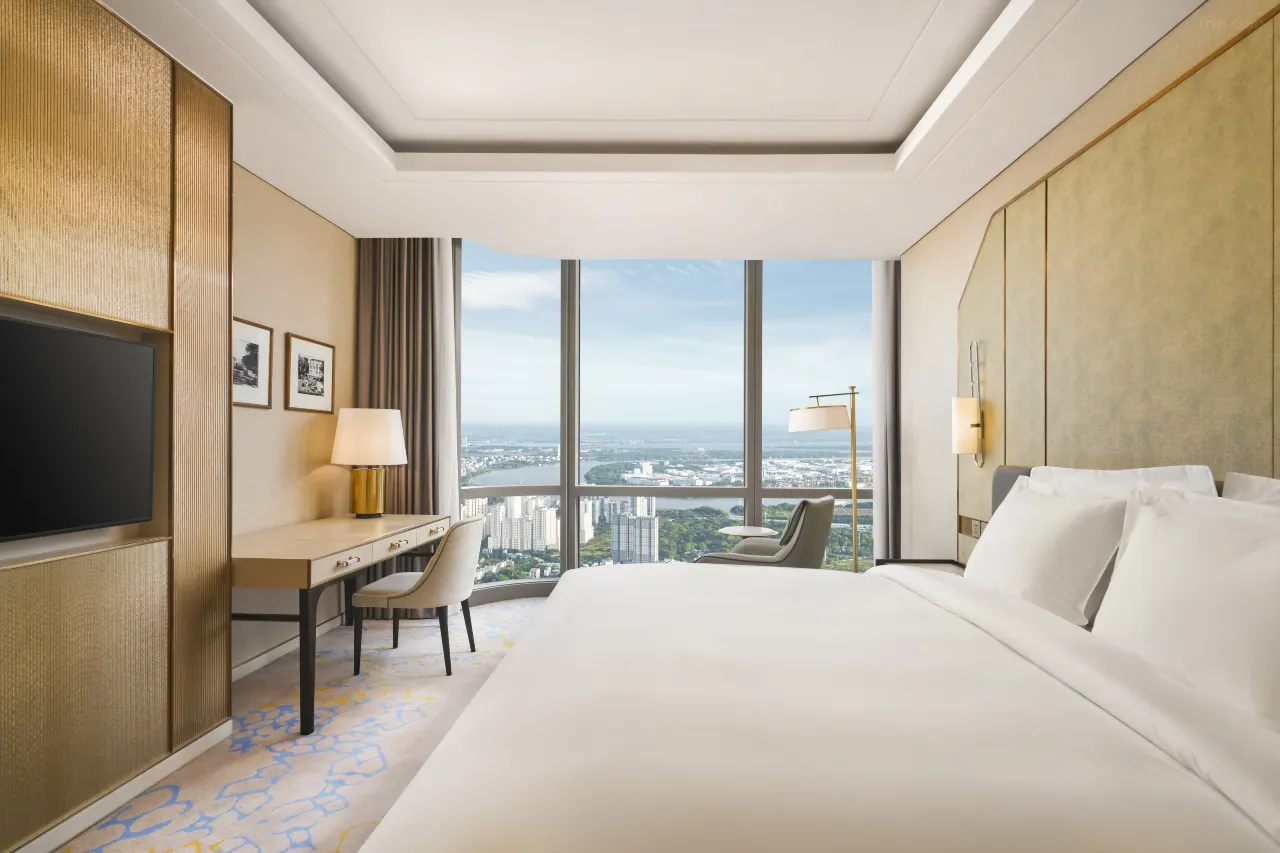 Vinpearl Landmark 81, Autograph Collection