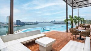 bể bơi vô cực của Lotte Hotel Hanoi 2