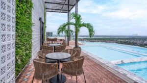 bể bơi vô cực của Lotte Hotel Hanoi
