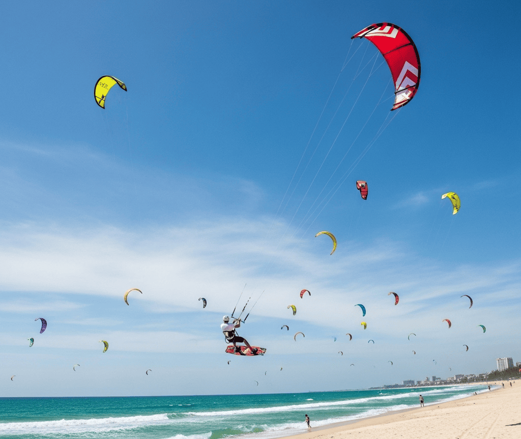 นักเล่นไคท์เซิร์ฟเหาะเหินเหนือน่านฟ้าริมหาด Rang ในมุยเน่ด้วยว่าวหลากสีสัน ประสบการณ์ที่น่าตื่นเต้นในมุยเน่