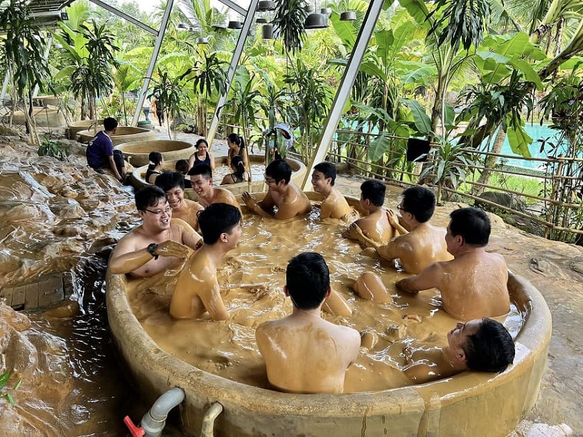 在 Thap Ba 温泉享受泥浆浴放松身心