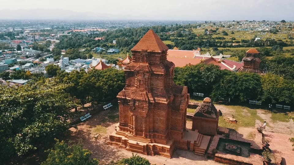 ก้าวย้อนเวลากลับไปที่ Po Shanu Cham Towers โบราณในมุยเน่