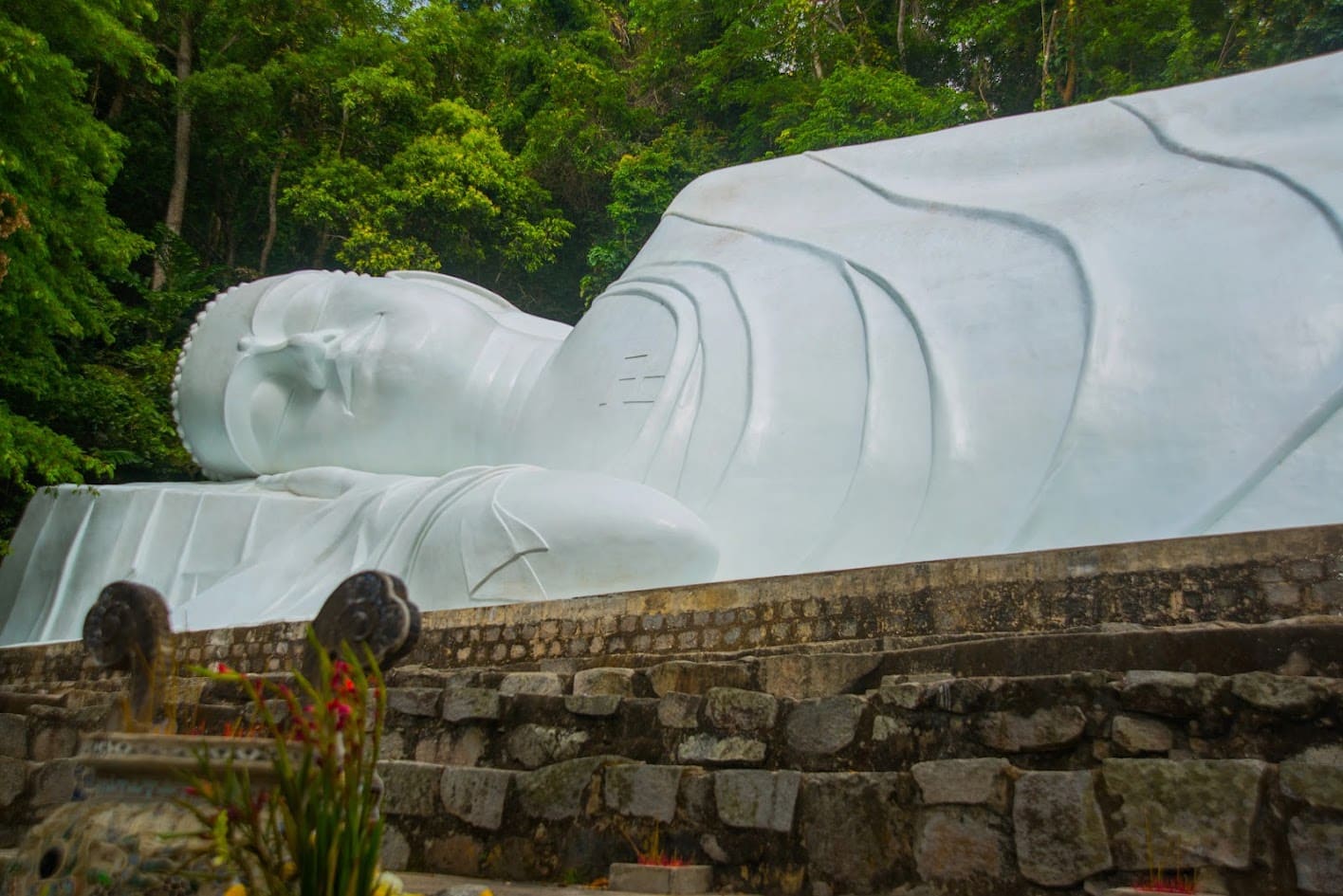 พระพุทธรูปบนภูเขาตากูมอบความสงบสุขเหนือเมฆ