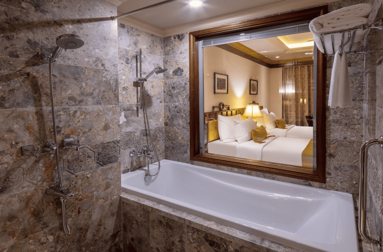 2일간의 후에 가족 여행에서 우리가 한 것 (& 건너뛴 것) 96 순조로운 드라이브 후, 아이가 놀기에 충분히 넓은 실크 패스 그랜드 후에 호텔에 체크인하는 모습. 후에 가족 여행