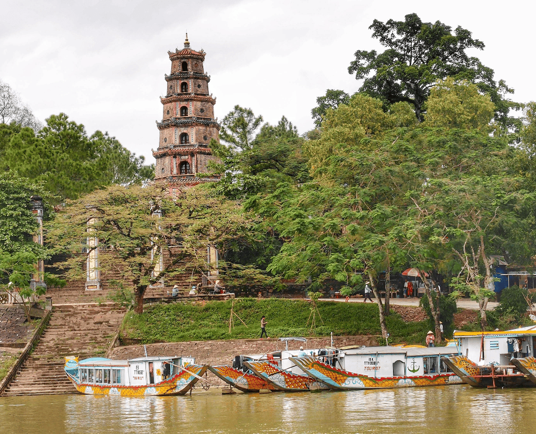 2일간의 후에 가족 여행에서 우리가 한 것 (& 건너뛴 것) 112 상징적인 티엔무 사원에서 평화를 찾다. 그 고요한 아름다움과 강변의 풍경은 레오에게도 믿을 수 없을 만큼 차분함을 주었다. - 후에 가족 여행