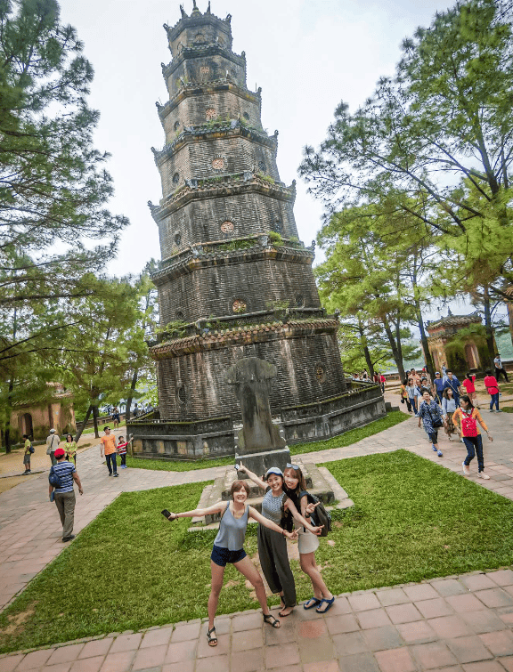 2일간의 후에 가족 여행에서 우리가 한 것 (& 건너뛴 것) 109 상징적인 티엔무 사원에서 평화를 찾다. 그 고요한 아름다움과 강변의 풍경은 레오에게도 믿을 수 없을 만큼 차분함을 주었다. - 후에 가족 여행
