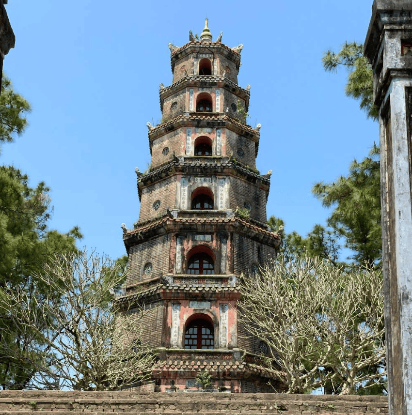 2일간의 후에 가족 여행에서 우리가 한 것 (& 건너뛴 것) 113 상징적인 티엔무 사원에서 평화를 찾다. 그 고요한 아름다움과 강변의 풍경은 레오에게도 믿을 수 없을 만큼 차분함을 주었다. - 후에 가족 여행