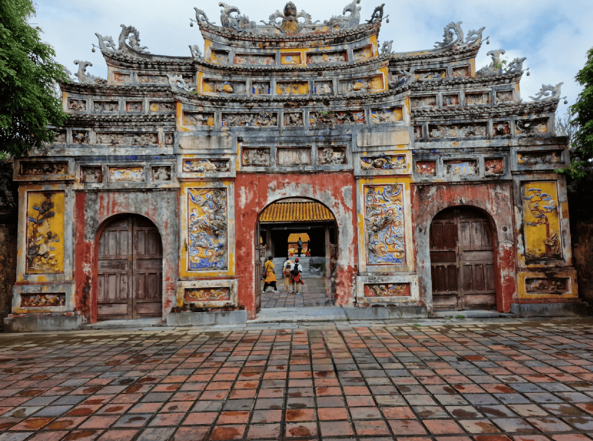 2일간의 후에 가족 여행에서 우리가 한 것 (& 건너뛴 것) 117 후에 왕궁 안뜰, 응오몬, 후에 성채를 탐험하는 가족, 뛰어다니는 유아