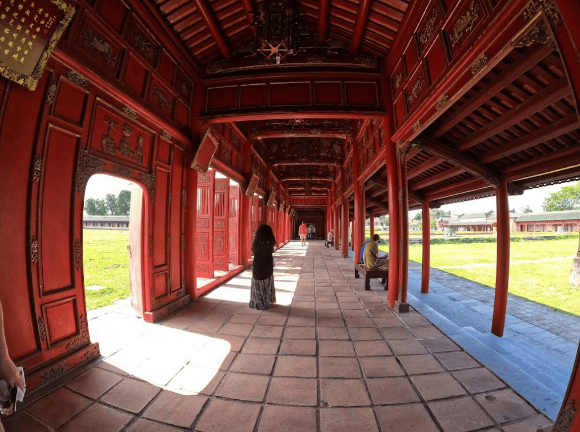 2일간의 후에 가족 여행에서 우리가 한 것 (& 건너뛴 것) 115 후에 왕궁 안뜰, 응오몬, 후에 성채를 탐험하는 가족, 뛰어다니는 유아