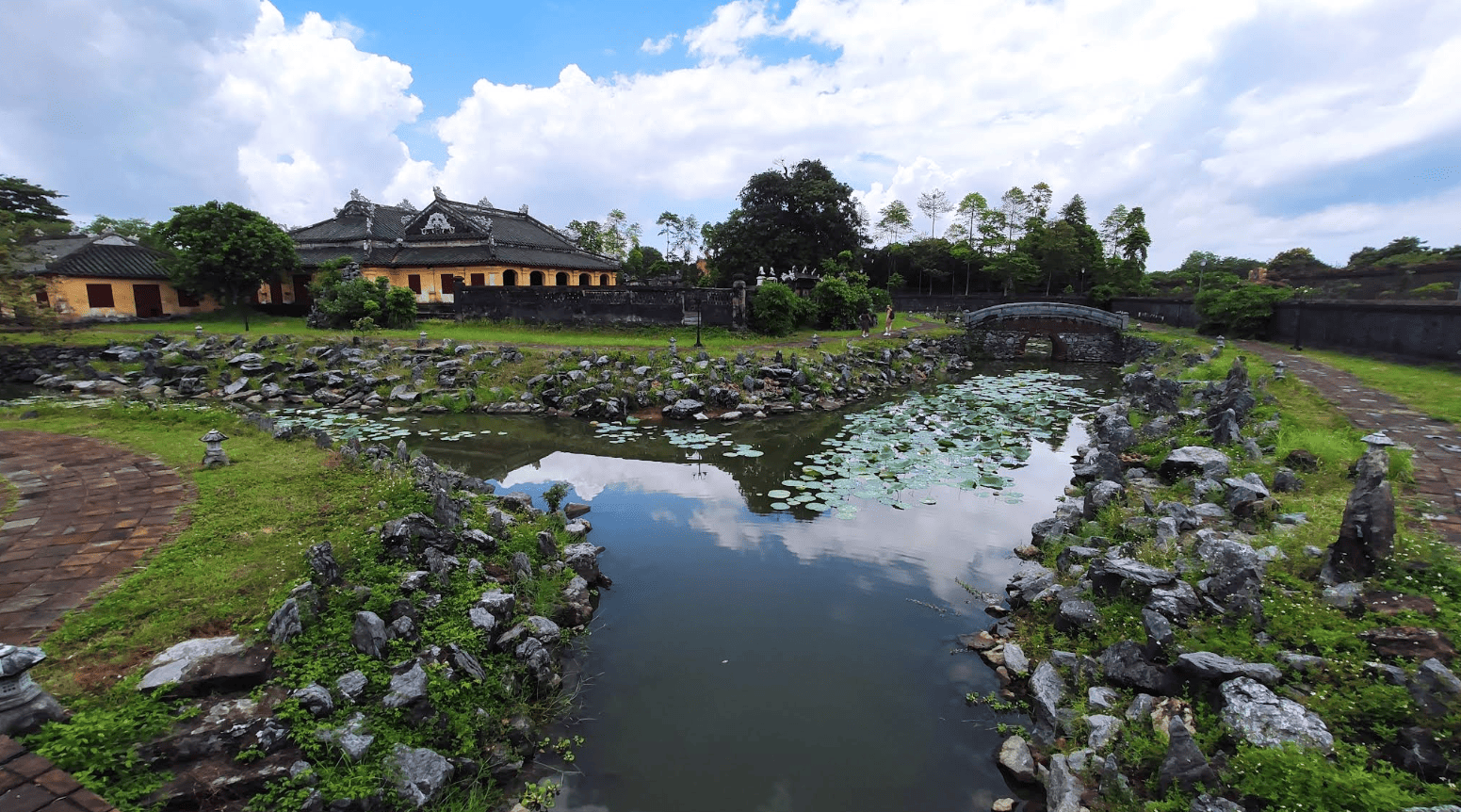 2일간의 후에 가족 여행에서 우리가 한 것 (& 건너뛴 것) 118 후에 왕궁 안뜰, 응오몬, 후에 성채를 탐험하는 가족, 뛰어다니는 유아