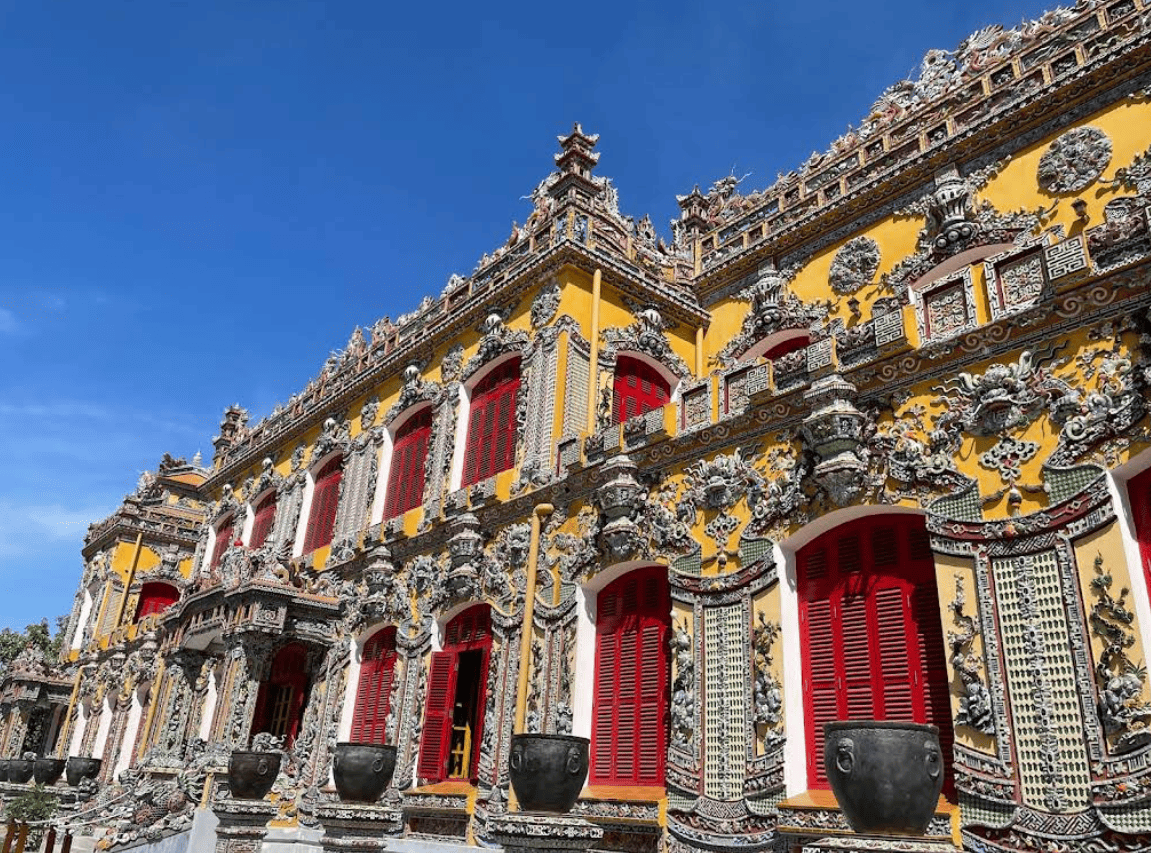 2일간의 후에 가족 여행에서 우리가 한 것 (& 건너뛴 것) 114 후에 왕궁 안뜰, 응오몬, 후에 성채를 탐험하는 가족, 뛰어다니는 유아