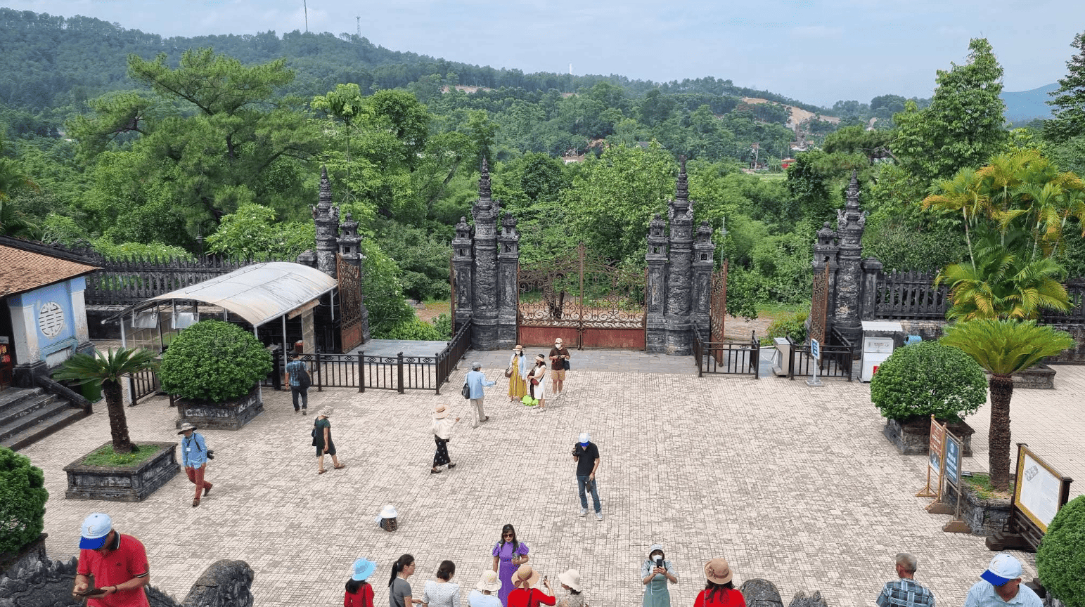 2일간의 후에 가족 여행에서 우리가 한 것 (& 건너뛴 것) 104 카이딘 황제릉, 후에 황릉, 카이딘의 가족, 베트남 건축 - 후에 당일치기 여행