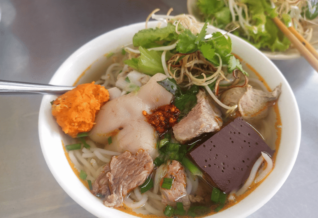 2일간의 후에 가족 여행에서 우리가 한 것 (& 건너뛴 것) 120 Quan Cam %E2%80%93 Bun Bo Hue Vietadvisor