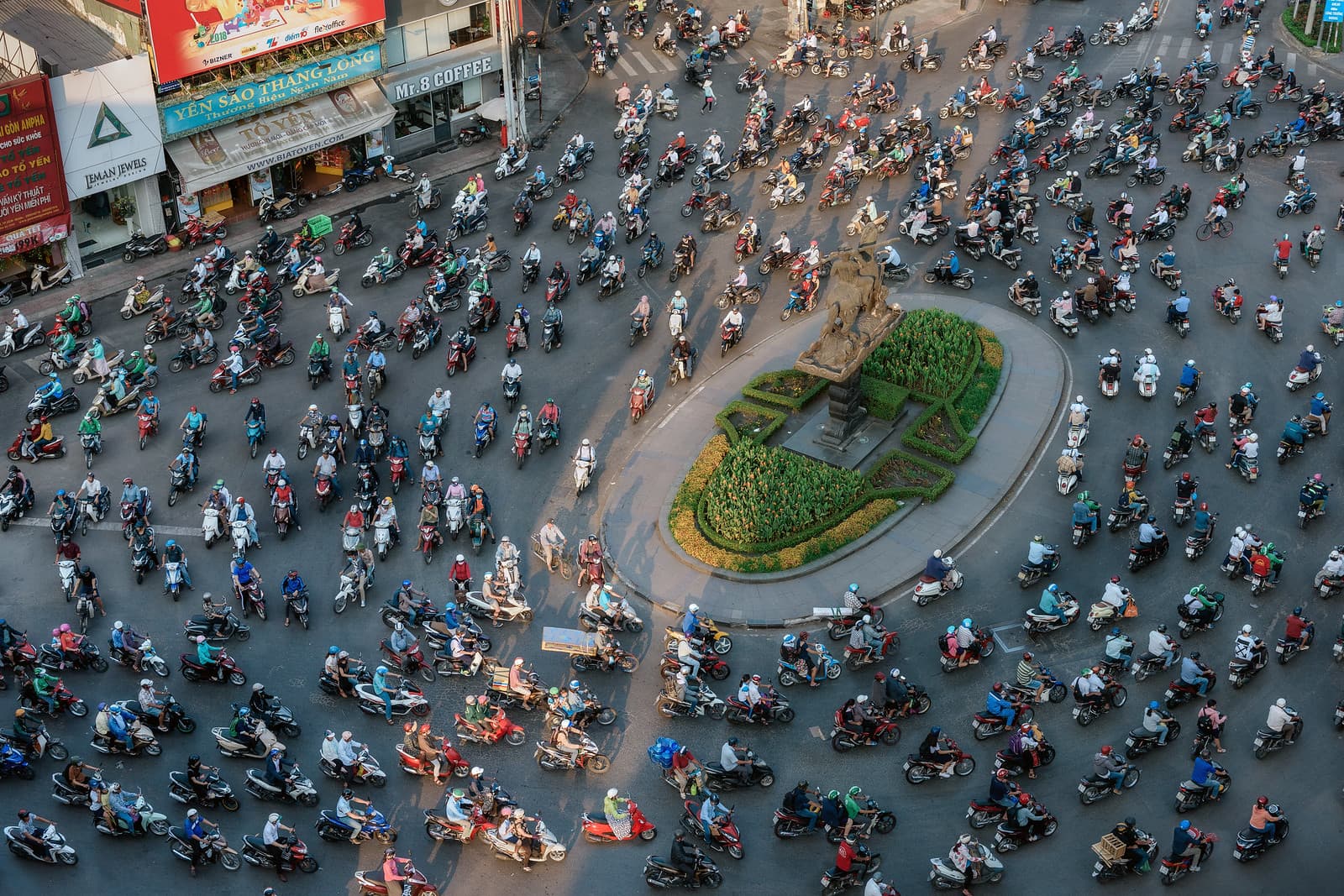베트남 여자 혼자 여행하며 배운 10가지 99 베트남 여자 혼자 여행의 핵심 경험인, 오토바이 물결로 가득 찬 거리를 자신감 있게 건너는 여성.