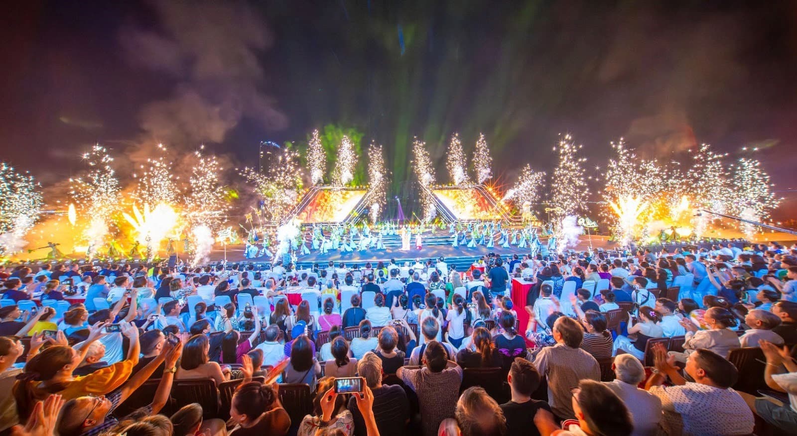 Die offizielle Trib&uuml;ne des Feuerwerksfestivals in Da Nang