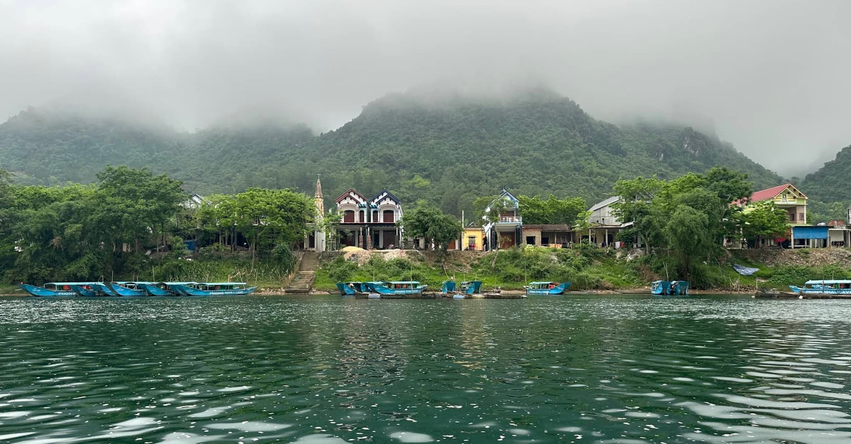 ถ้ำสวรรค์: ด้านหนึ่งคือแม่น้ำซอน อีกด้านคือภูเขาหินปูนลูกแรก