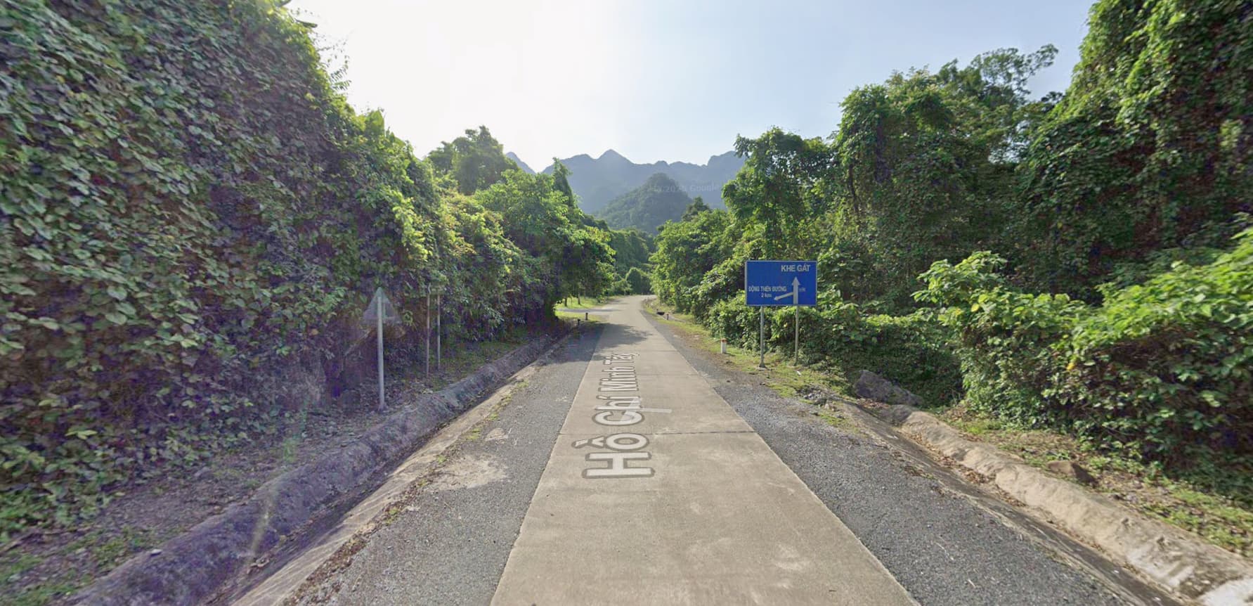 อากาศชื้นเมื่อคุณผ่านส่วนที่เป็นป่าทึบ คุณจะเห็นป้ายขนาดใหญ่และชัดเจนสำหรับถ้ำเทียนเดือง