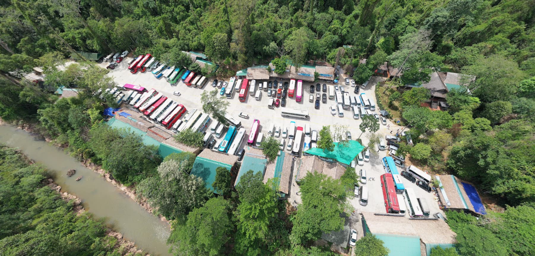 ช่องจอดรถยนต์ รถบัส และมอเตอร์ไซค์มากมาย