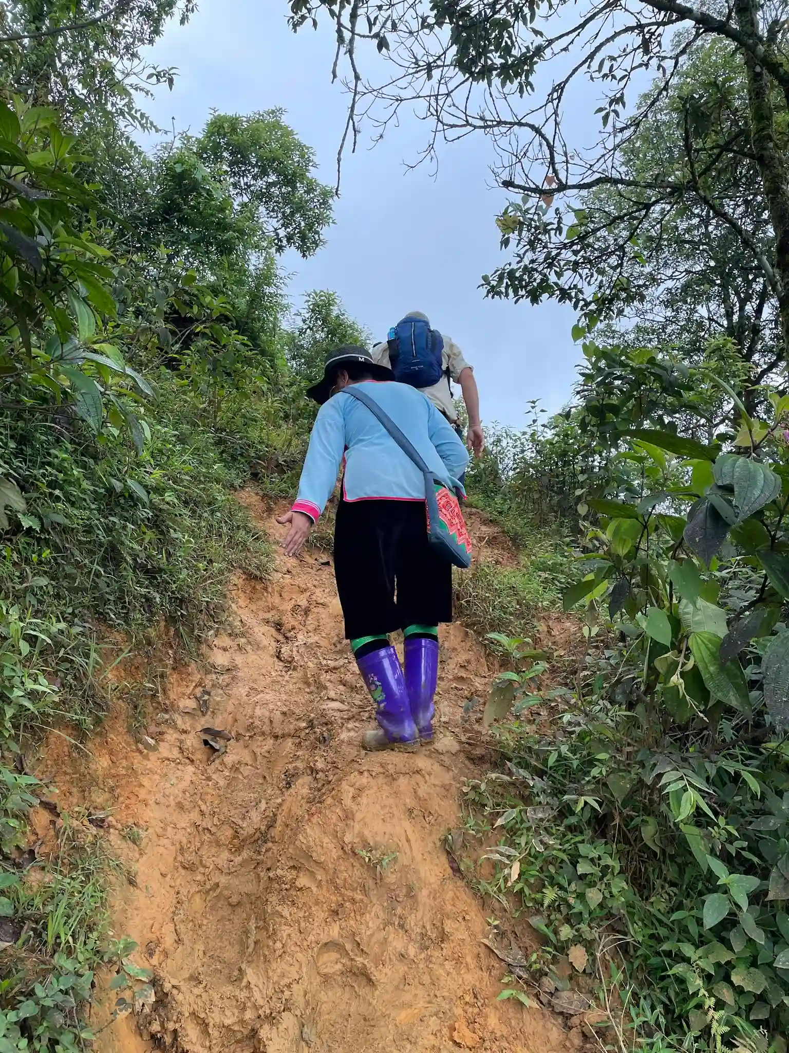 Zapatillas sucias por el barro de Sapa