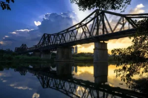 Walk the Long Bien Bridge at sunrise 3